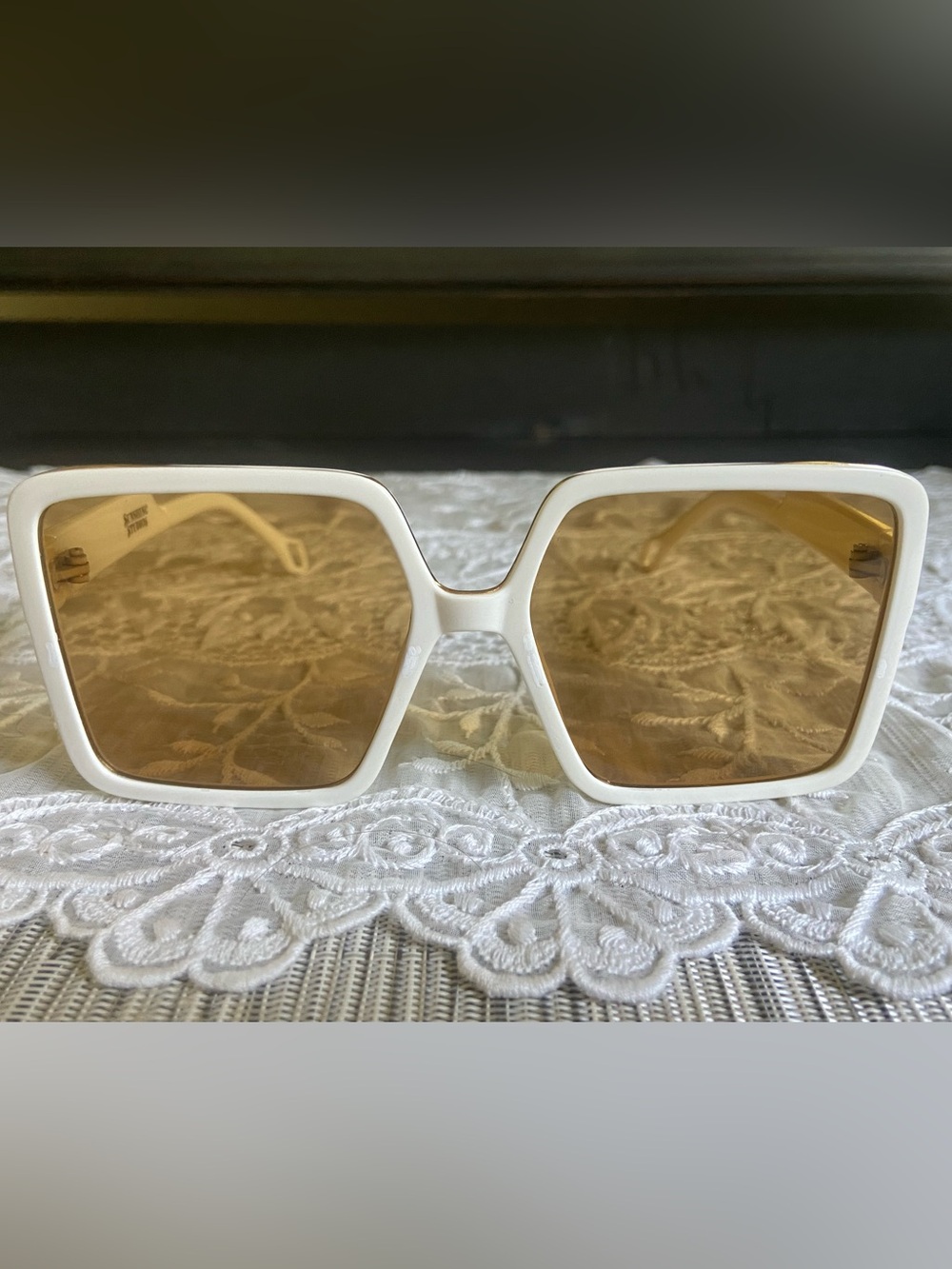 White Oversized Sunnies ☀️Free w/ Purchase! - Picture 8 of 8